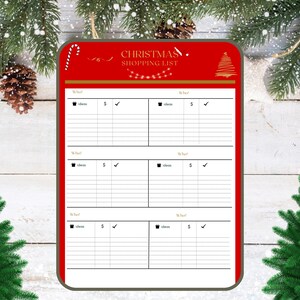 Könnte beinhalten: Eine rote und goldene druckbare Weihnachts-Einkaufsliste mit einem Zuckerstangen- und einem Weihnachtsbaum-Motiv. Die Liste hat Abschnitte für "Wer?", "Was?", "Ideen", "$" und ein Kontrollkästchen.
