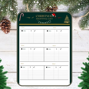 Könnte beinhalten: Eine druckbare Weihnachts-Einkaufsliste mit grünem Hintergrund und goldenen Akzenten. Die Liste hat Abschnitte für "Wer?", "Was?", "€", und ein Kontrollkästchen für jeden Artikel. Der Titel der Liste lautet "Weihnachts-Einkaufsliste".