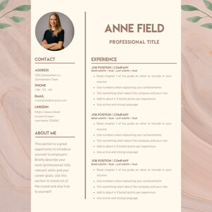 Op de afbeelding: Een lichtbruine cv-sjabloon met een bloemenontwerp. De cv is voor Anne Field, die een professional is. De cv bevat contactgegevens, ervaring en een over mij-sectie.