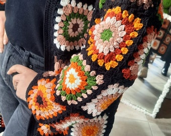 Cárdigan de crochet con cuadrados de abuela negros: chaqueta de patchwork multicolor