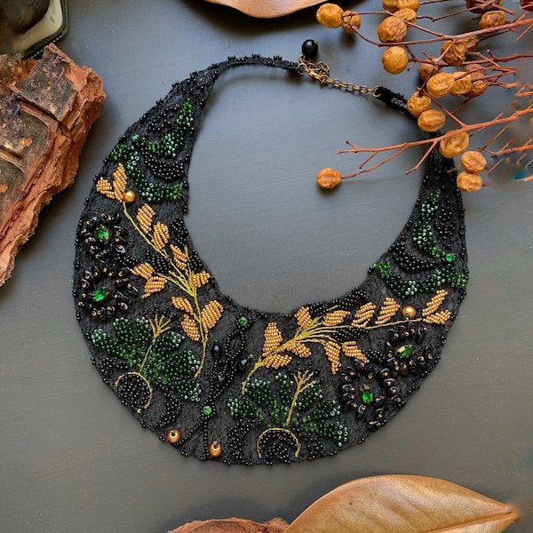 Collier "Jardins" noir et vert en perles japonaises et tchèques avec des cristaux Swarovski, dans un style bohème