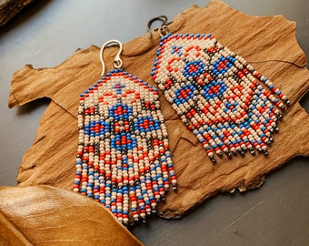 Boucles d’oreilles «Jardin antique» à franges beiges, rouge, bleues en perles tchèques