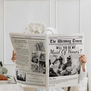 Könnte beinhalten: Eine Zeitung mit der Schlagzeile "The Wedding Times" und der Frage "Willst du meine Brautjungfer sein?" wird hochgehalten. Die Zeitung hat Fotos und Text. Die Person, die die Zeitung hält, trägt einen weißen Bademantel.
