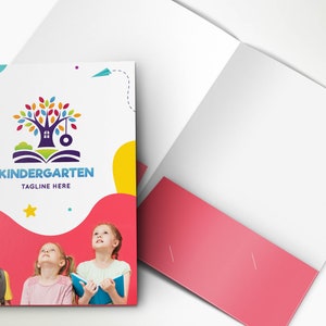 Puede incluir: Una carpeta colorida con un logotipo de jardín de infancia que presenta un árbol con una casa y un columpio. El logotipo está sobre el texto "Kindergarten" y "Tagline Here". La carpeta tiene un bolsillo rojo en la parte delantera y una foto de tres niños mirando hacia el cielo.