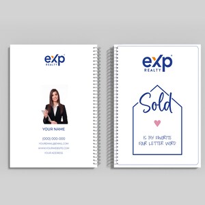 Puede incluir: Una libreta de espiral blanca con un logotipo azul y blanco para "exp realty" en la portada. La página izquierda presenta una foto de una mujer con un traje negro sosteniendo una tableta. La página derecha presenta un contorno de casa azul con la palabra "Vendido" en azul y un corazón rosa. El texto "Es mi palabra favorita de cuatro letras" está debajo de la casa.