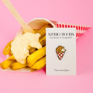 Nederlandse friet emaille speld met mayonaise • Leuke friet patat reversspeld • Cadeau en souvenir voor foodies • Kawaii snackbroche