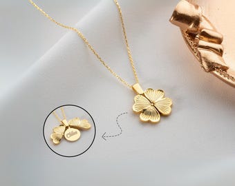Op de afbeelding: Een gouden ketting met een klavertje vier hanger. De hanger is gegraveerd met de naam "Olivia".