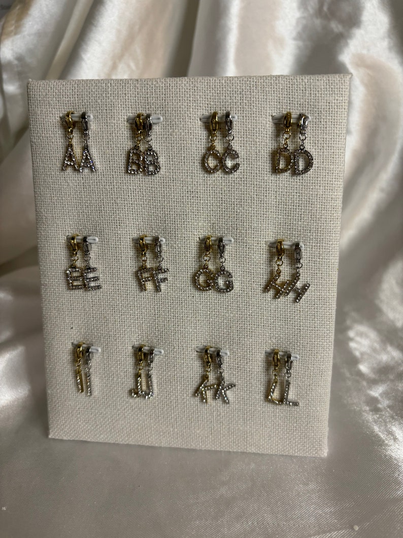 Charms de letras con diamantes de imitación dorados imagen 2