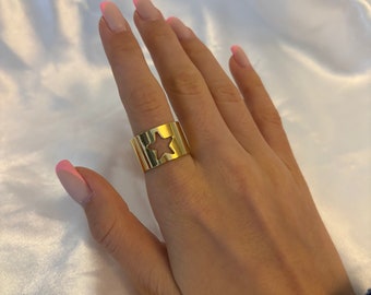 Thick gold star ring