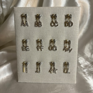 Charms de letras con diamantes de imitación dorados imagen 1