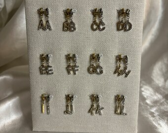 Charms de letras con diamantes de imitación dorados