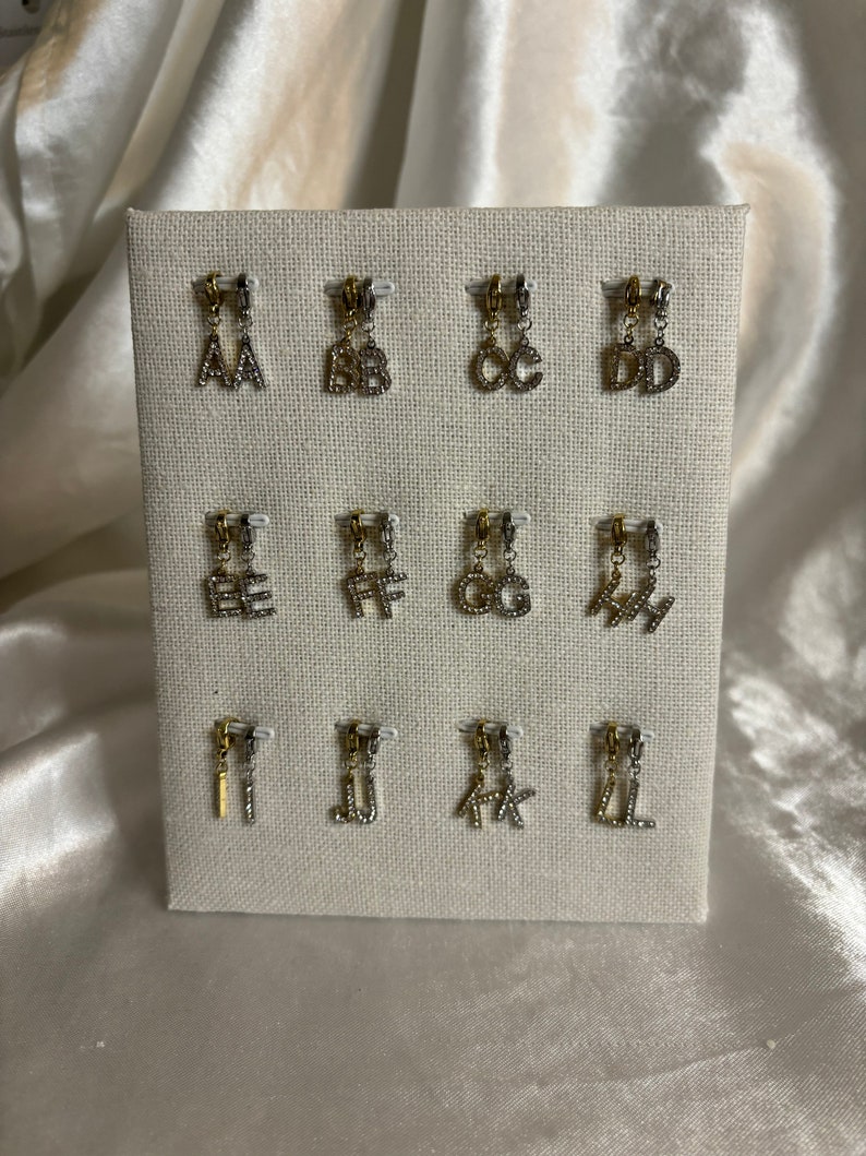 Charms de letras con diamantes de imitación dorados imagen 1