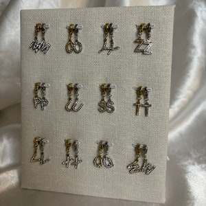 Charms de letras con diamantes de imitación dorados imagen 3