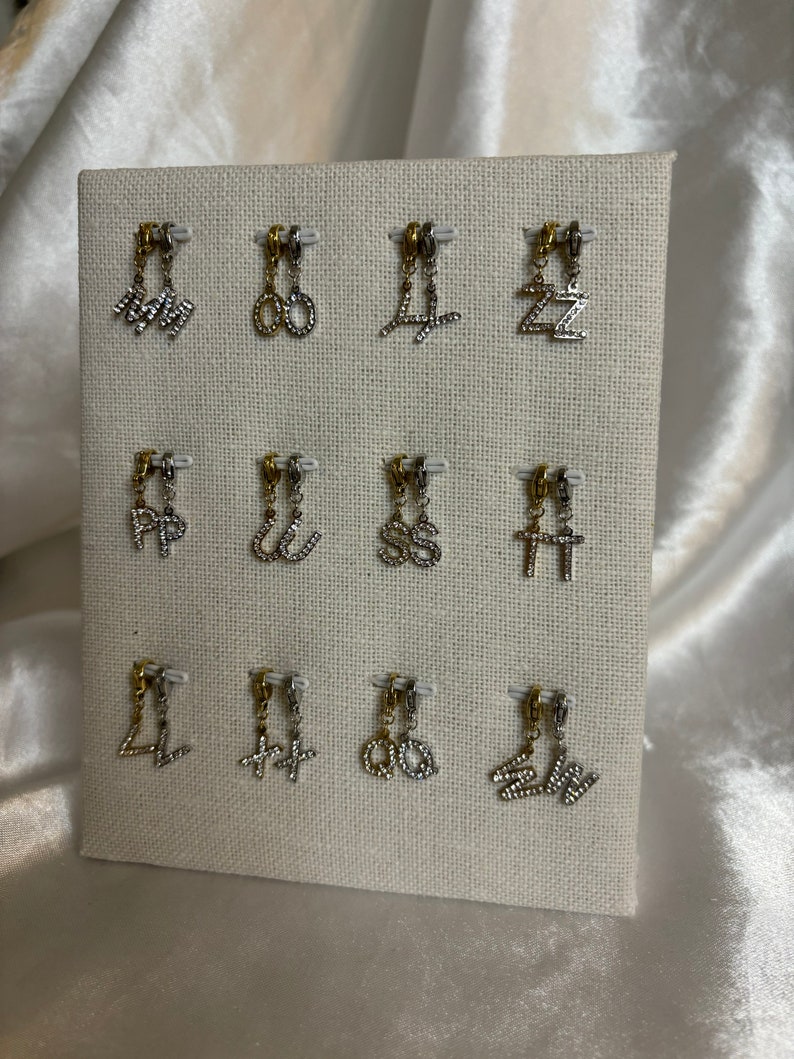 Charms de letras con diamantes de imitación dorados imagen 3