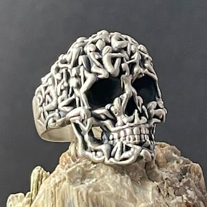 Anillo de calavera único de plata esterlina, cuerpo humano sobre un anillo de calavera, anillo de motociclista, regalo de joyería gótica, anillo de sello punk, regalos de calavera para novio