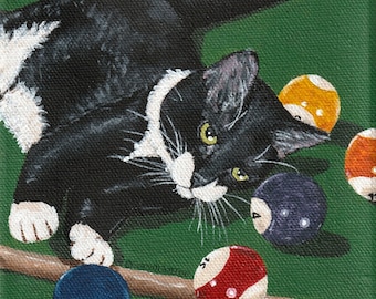 Peut inclure: Un chat noir et blanc aux yeux verts est allongé sur un billard vert avec une queue de billard et plusieurs boules de billard. Le chat regarde la caméra.