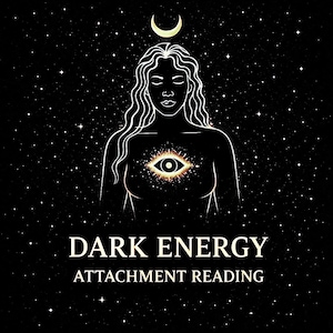 Può includere: Illustrazione di una donna con lunghi capelli ondulati, una luna crescente sopra la testa e un occhio sul petto. Lo sfondo è una notte stellata. Il testo recita "DARK ENERGY ATTACHMENT READING."