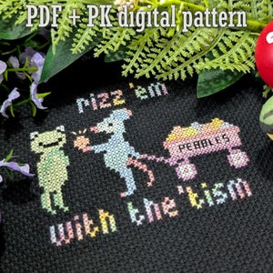 Könnte beinhalten: Kreuzstichmuster auf schwarzem Stoff mit einem Frosch, einer Maus und einem Wagen mit der Aufschrift "PEBBLES". Der Text "rizz 'em with the 'tism" ist über und unter den Figuren gestickt. Oben steht "PDF + PK digital pattern".