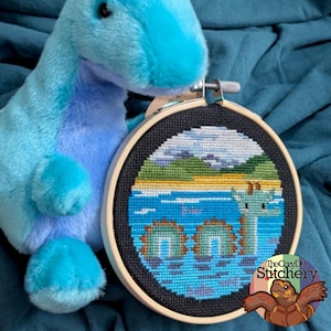 Litet Ogopogo Korsstygnsmönster Digitalt PDF PK Kompatibelt Mini Cryptid Sött Vattenmonster