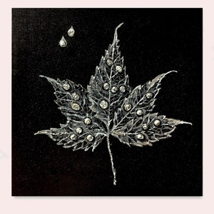 Feuille d'argent déco abstraite avec gouttes, peinture texturée 3D sur la tablette en toile noire. Art mural peinture botanique originale.