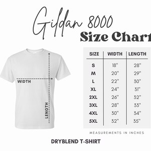 Peut inclure: Tableau des tailles Gildan 8000 pour t-shirts. Le tableau indique les mesures de largeur et de longueur en pouces pour les tailles S &agrave; 5XL.