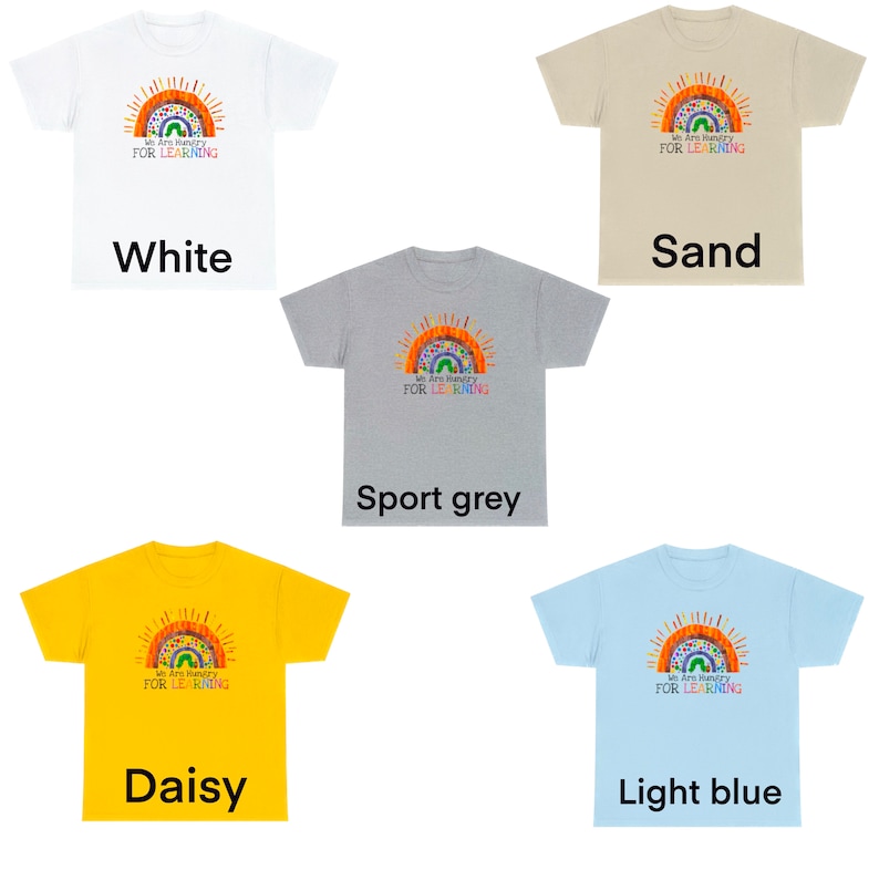 Peut inclure: Cinq t-shirts de diff&eacute;rentes couleurs, chacune arborant un arc-en-ciel avec le texte "We Are Hungry For Learning". Les couleurs sont le blanc, le sable, le gris sport, le jaune daisy et le bleu clair.