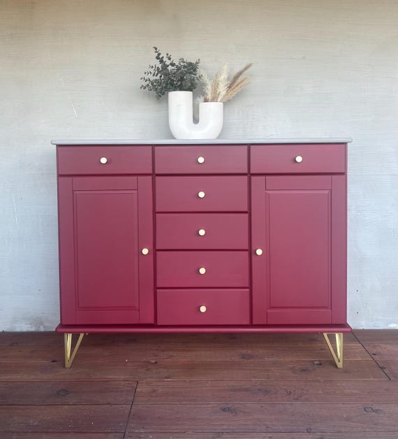 Rote Kommode Sideboard mit runden Goldgriffen edle kommode mit Gold Akzenten Landhaus Kommode Schubladenschrank Sideboard Eingangsbereich