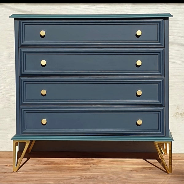 Commode vintage bleue avec des accents dorés