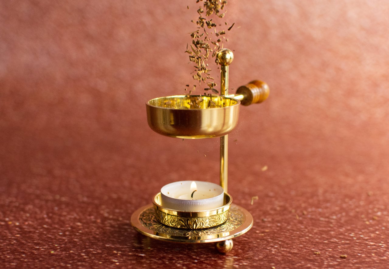 Incense burner in gold or silver made of brass with wooden handle, height adjustable, smoking with a tea light, incense