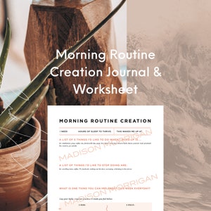Może przedstawiać: Drukowana karta pracy zatytułowana "Morning Routine Creation Journal & Worksheet". Karta pracy zawiera wskazówki dotyczące tworzenia porannej rutyny, takie jak "Potrzebuję", "Godziny snu, aby rozwijać się", "To budzi mnie o", "Lista 5 rzeczy, które chciałbym zrobić, gdy się obudzę, to...", "Lista rzeczy, których chciałbym przestać robić, to...", i "Co jest jedną rzeczą, którą możesz wdrożyć w tym tygodniu każdego dnia?"
