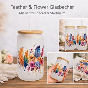 May include: A frosted glass tumbler with a bamboo lid and a clear straw, featuring a colorful watercolor print of feathers and flowers. The design includes vibrant orange, blue, pink, and purple hues. The text Feather & Flower Glasbecher is visible.