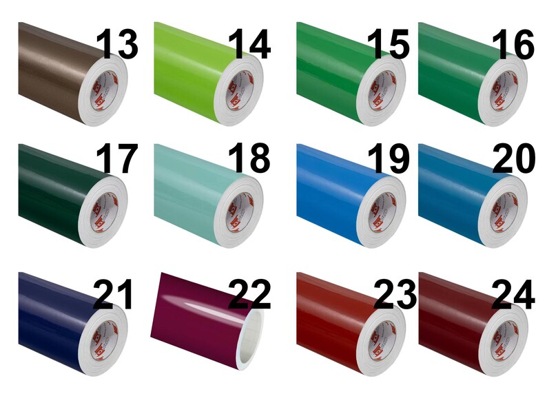 Puede incluir: Una cuadr&iacute;cula de doce rollos de vinilo adhesivo en varios colores, cada uno etiquetado con un n&uacute;mero del 13 al 24. Los colores incluyen marr&oacute;n, verde lima, verde, verde oscuro, verde bosque, azul claro, azul, cerceta, marino, magenta, rojo y rojo oscuro.