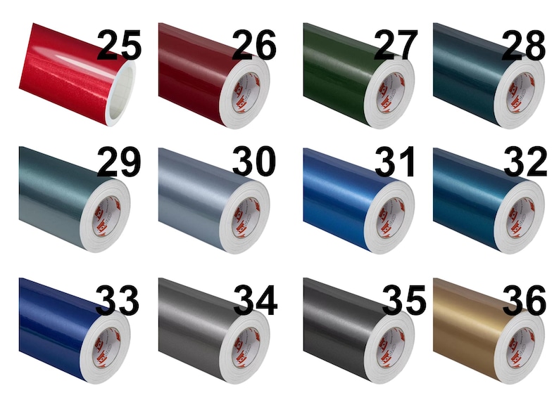 Puede incluir: Una cuadr&iacute;cula de doce rollos de pel&iacute;cula de vinilo adhesivo, cada uno etiquetado con los n&uacute;meros del 25 al 36. Los rollos muestran una variedad de colores s&oacute;lidos, incluyendo rojo, burdeos, verde oscuro, cerceta, azul claro, gris, azul real, marino, carb&oacute;n y oro.