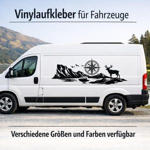 Puede incluir: Una furgoneta blanca con un adhesivo de vinilo negro en el lateral. El dise&ntilde;o muestra una cordillera, una rosa de los vientos, un peque&ntilde;o barco, p&aacute;jaros y un ciervo de pie. El texto "Vinylaufkleber f&uuml;r Fahrzeuge" y "Verschiedene Gr&ouml;&szlig;en und Farben verf&uuml;gbar" es visible.