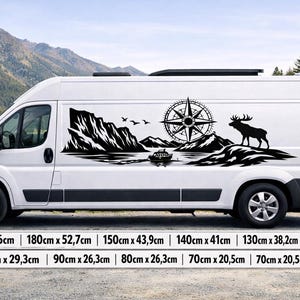 Puede incluir: Una furgoneta blanca con un vinilo adhesivo negro que muestra un paisaje de monta&ntilde;a, una rosa de los vientos, un barco y un alce. El adhesivo est&aacute; disponible en varios tama&ntilde;os, incluyendo 200cm x 58,6cm, 180cm x 52,7cm y 150cm x 43,9cm.