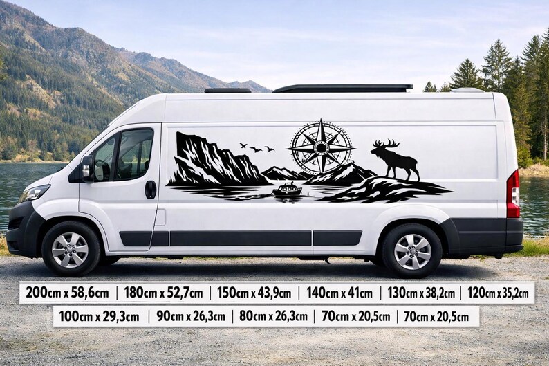 Puede incluir: Una furgoneta blanca con un vinilo adhesivo negro que muestra un paisaje de monta&ntilde;a, una rosa de los vientos, un barco y un alce. El adhesivo est&aacute; disponible en varios tama&ntilde;os, incluyendo 200cm x 58,6cm, 180cm x 52,7cm y 150cm x 43,9cm.