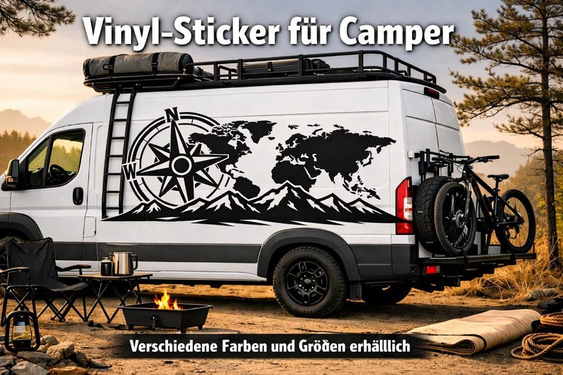Puede incluir: Una furgoneta camper blanca con un gran adhesivo de vinilo negro en el lateral, que muestra una rosa de los vientos, un mapa mundial y una silueta de monta&ntilde;as. El texto "Vinyl-Sticker f&uuml;r Camper" y "Verschiedene Farben und Gr&ouml;&szlig;en erh&auml;lllich" es visible.