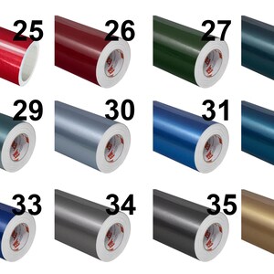 Puede incluir: Una cuadr&iacute;cula de doce rollos de pel&iacute;cula de vinilo adhesivo, cada uno etiquetado con los n&uacute;meros del 25 al 36. Los rollos muestran una variedad de colores s&oacute;lidos, incluyendo rojo, burdeos, verde oscuro, cerceta, azul claro, gris, azul real, marino, carb&oacute;n y oro.