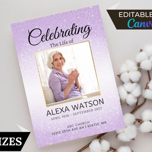 Op de afbeelding: Paarse en witte glitterachtergrond met een foto van een vrouw die een kopje vasthoudt. De tekst "Celebrating The Life of" staat bovenaan de kaart. De tekst "ALEXA WATSON APRIL 1936 - SEPTEMBER 2022 ABC CHURCH 10213 25TH AVE AH | SEATLE. MA" staat onderaan de kaart.