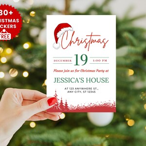 Puede incluir: Una invitación a una fiesta de Navidad roja y blanca con una ilustración de gorro de Papá Noel. La invitación dice "Navidad 19 1:00 PM" e incluye el texto "Por favor, únase a nosotros para la fiesta de Navidad en Jessica's House AT 123 ANYWHERE ST., ANY CITY, ST 12345".