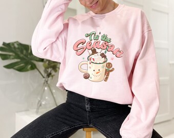 Tis It Season Gingerbread Cocoa Sweatshirt, Sweat-shirt Crewneck de Noël, Pull météo confortable d’automne, Cadeau de Noël, Arbre de Noël, Classique,