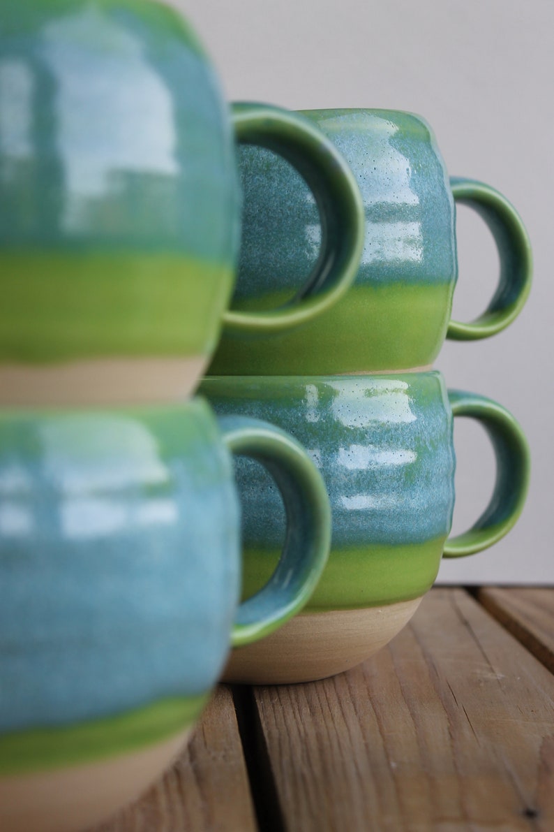 Tasse handgetöpfert rund 450ml hellblau grüner Verlauf innen grün liegt gut in der Hand zum wohlfühlen 3 Bild 3