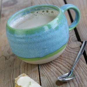 Tasse handgetöpfert rund 450ml hellblau grüner Verlauf innen grün liegt gut in der Hand zum wohlfühlen 3 Bild 1