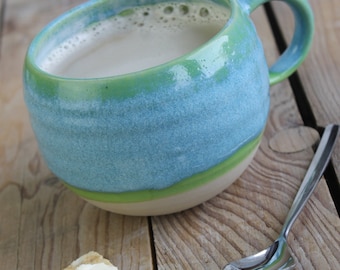 Tasse handgetöpfert rund 450ml hellblau grüner Verlauf innen grün liegt gut in der Hand zum wohlfühlen <3