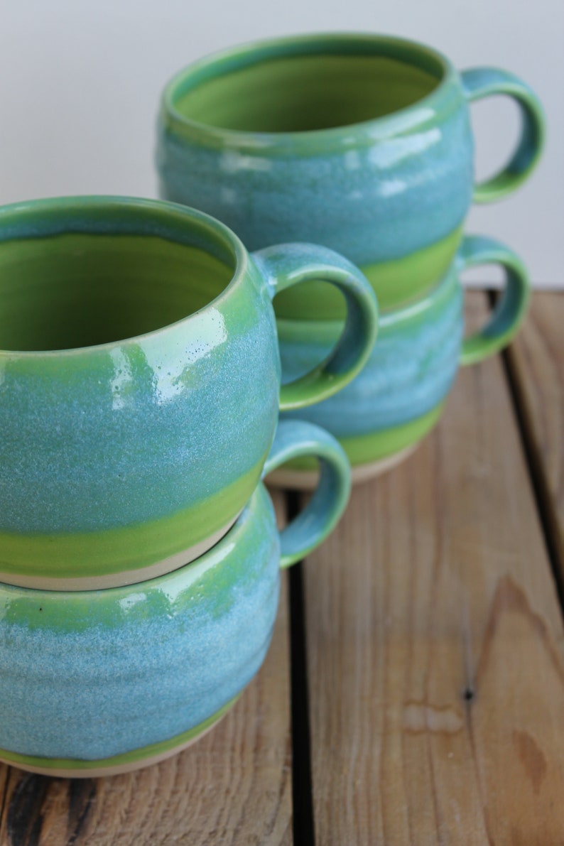 Tasse handgetöpfert rund 450ml hellblau grüner Verlauf innen grün liegt gut in der Hand zum wohlfühlen 3 Bild 4