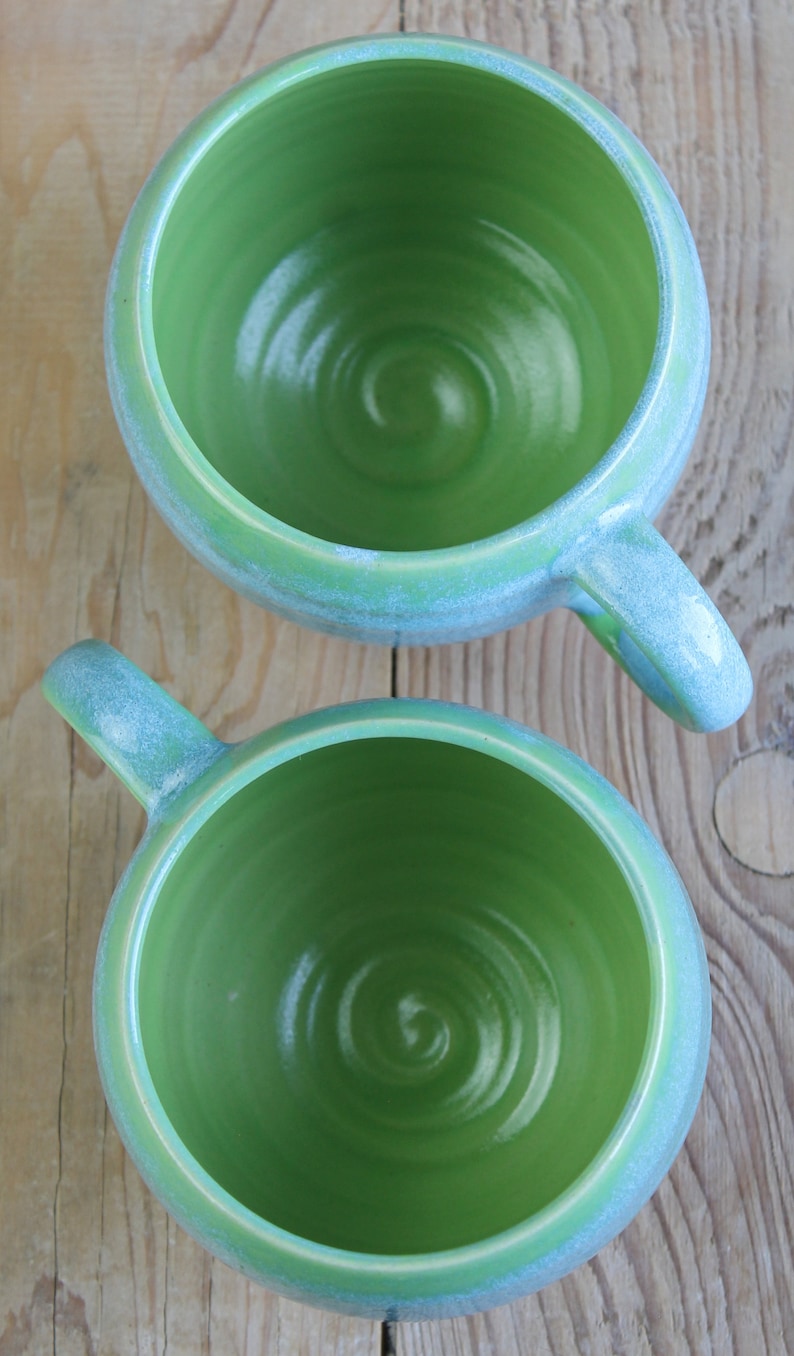 Tasse handgetöpfert rund 450ml hellblau grüner Verlauf innen grün liegt gut in der Hand zum wohlfühlen 3 Bild 2