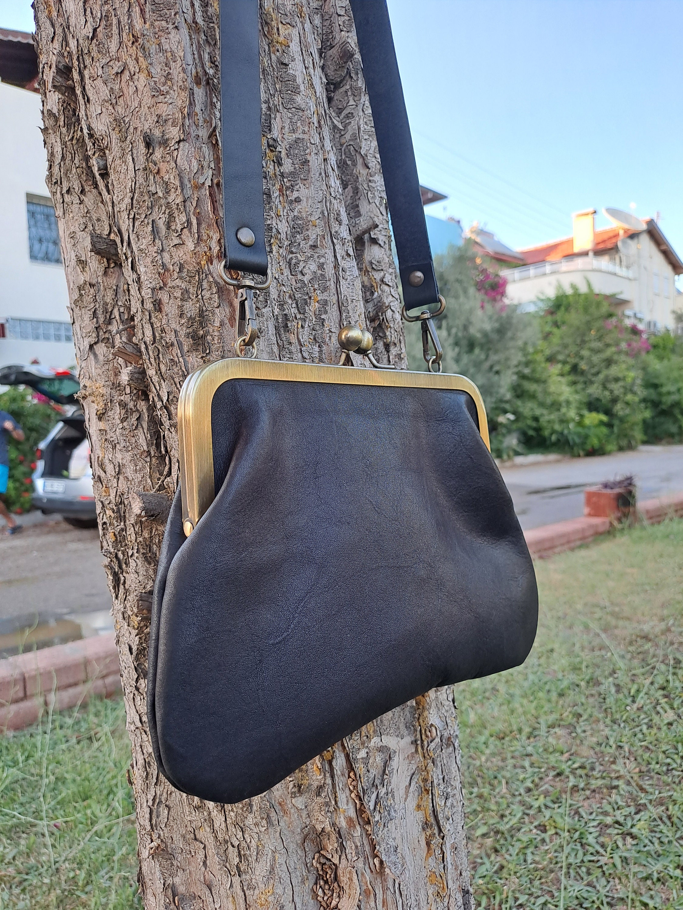 Black Leather Kiss Lock Bag, Clutch, Vintage Shoulder and Crossbody Bag for  Women, Evening Bag and for Daily Use, Handmade Kiss Lock
