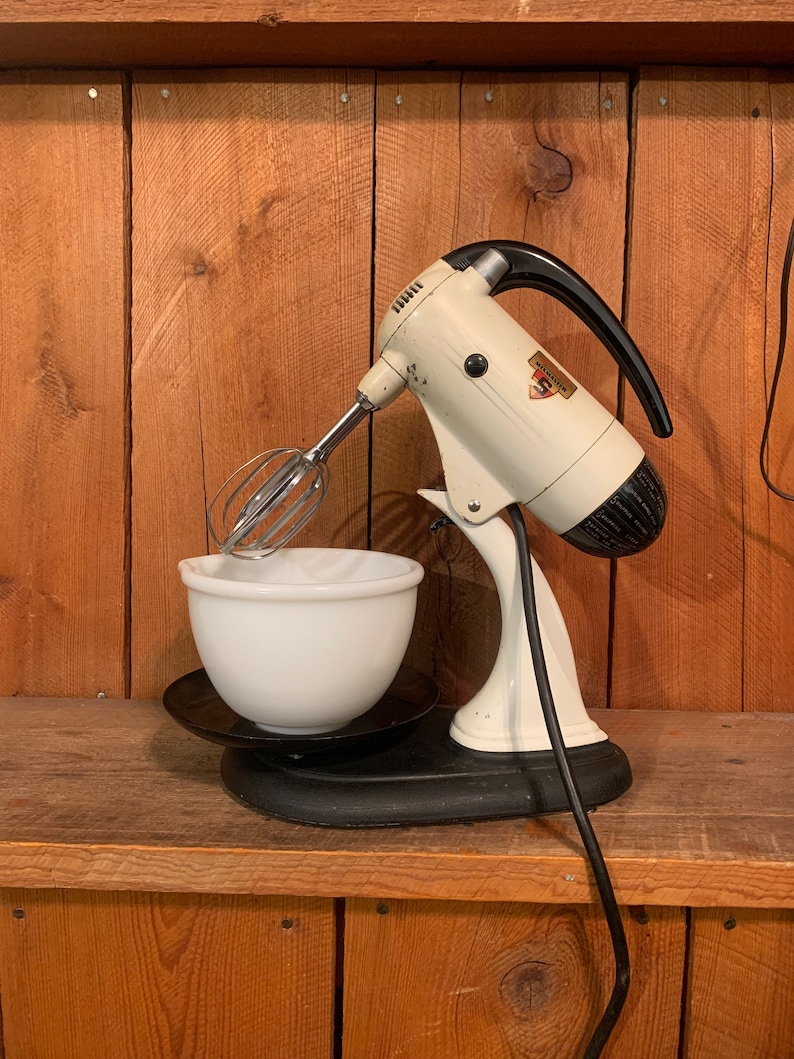 Vintage Sunbeam Automatic Mixmaster Mixer With Large Milk Glass Mixing