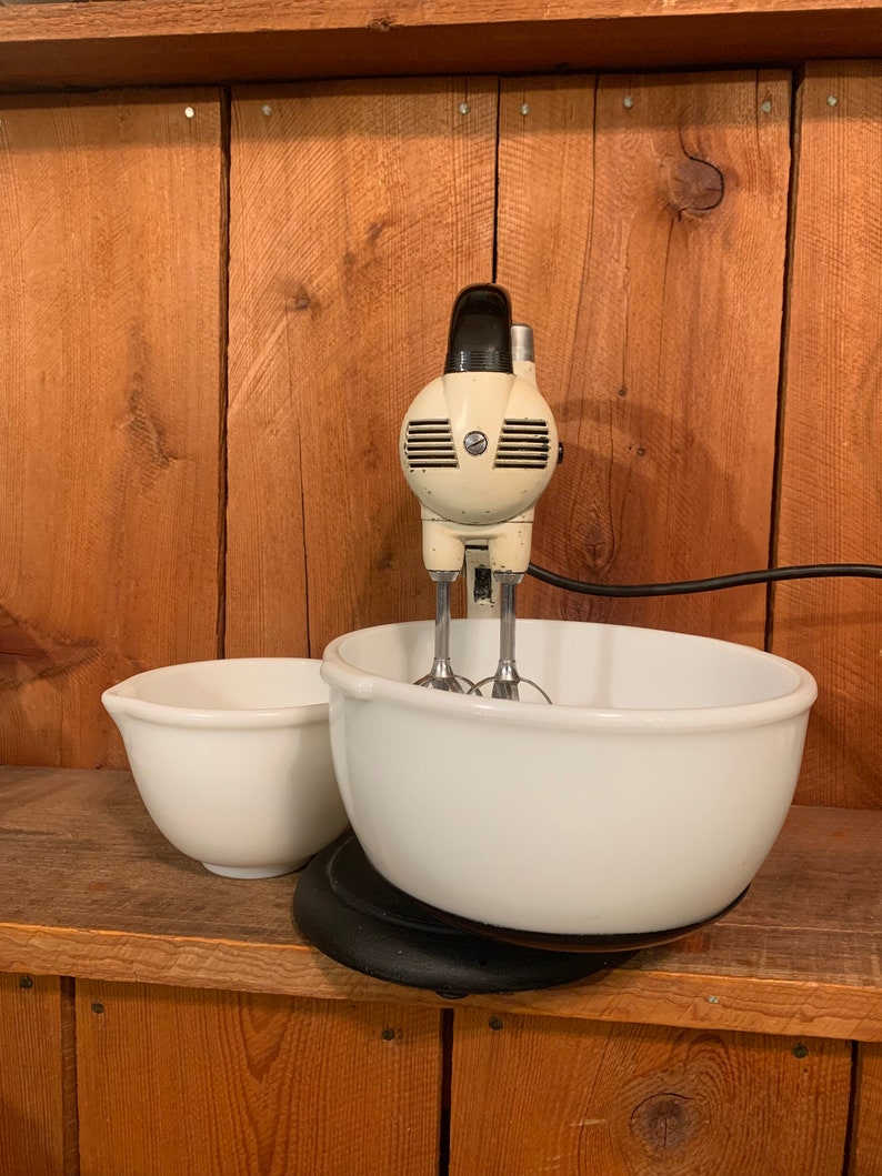 Vintage Sunbeam Automatic Mixmaster Mixer With Large Milk Glass Mixing