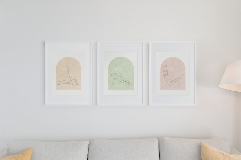 K&ouml;nnte beinhalten: Drei gerahmte Illustrationen von Figuren in verschiedenen Yoga-Posen, jede mit einem anderen Hintergrund. Die Hintergr&uuml;nde sind beige, gr&uuml;n und rosa.